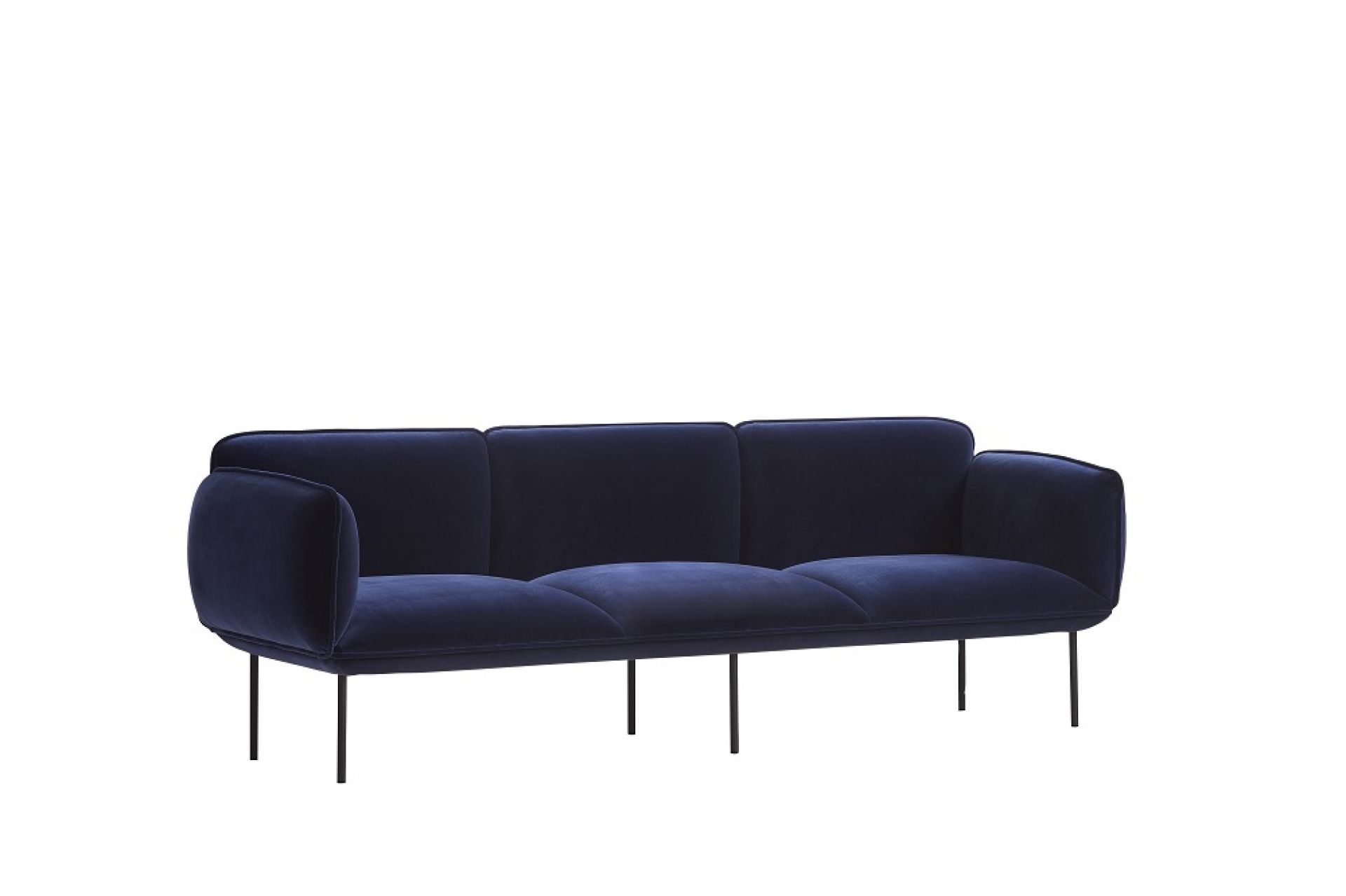Nakki Sofa: Elegantes 3-Sitzer Sofa von Woud in tiefem Blau mit schlanken Metallbeinen.