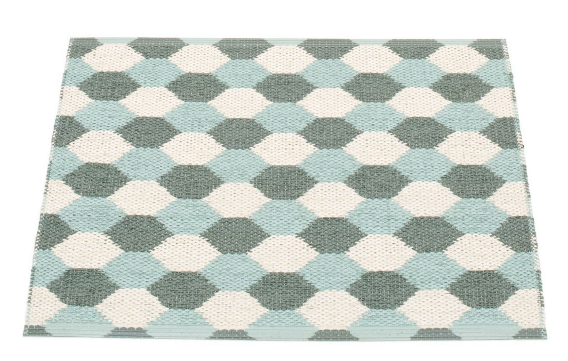 Quadratischer Dana Kunststoffteppich mit geometrischem Rautenmuster in Army, Weiß und Hellblau. Pappelina Teppich.