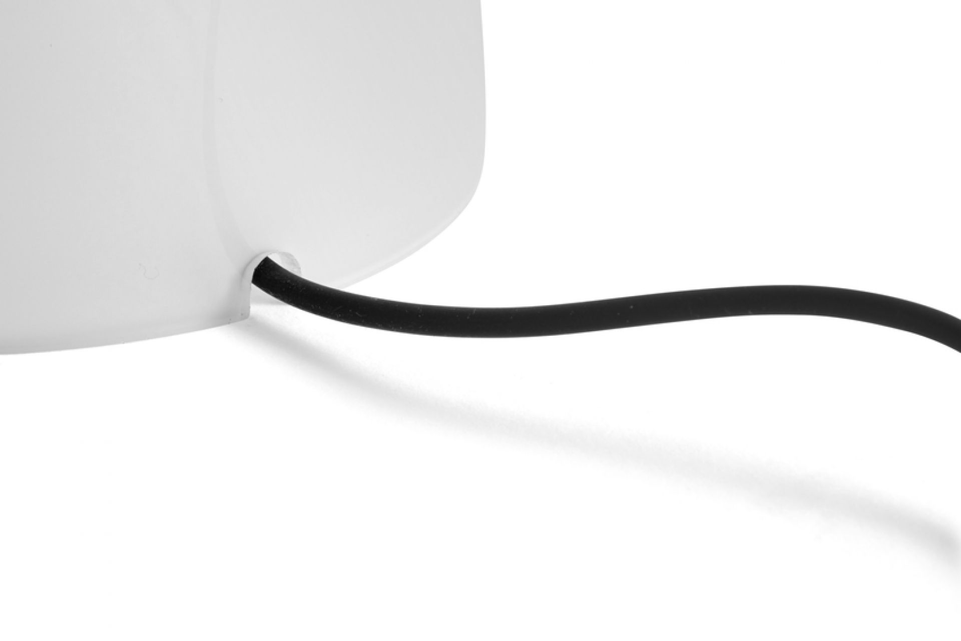 Detailaufnahme der Pao Glass Tischleuchte von Hay mit schwarzem Kabel.