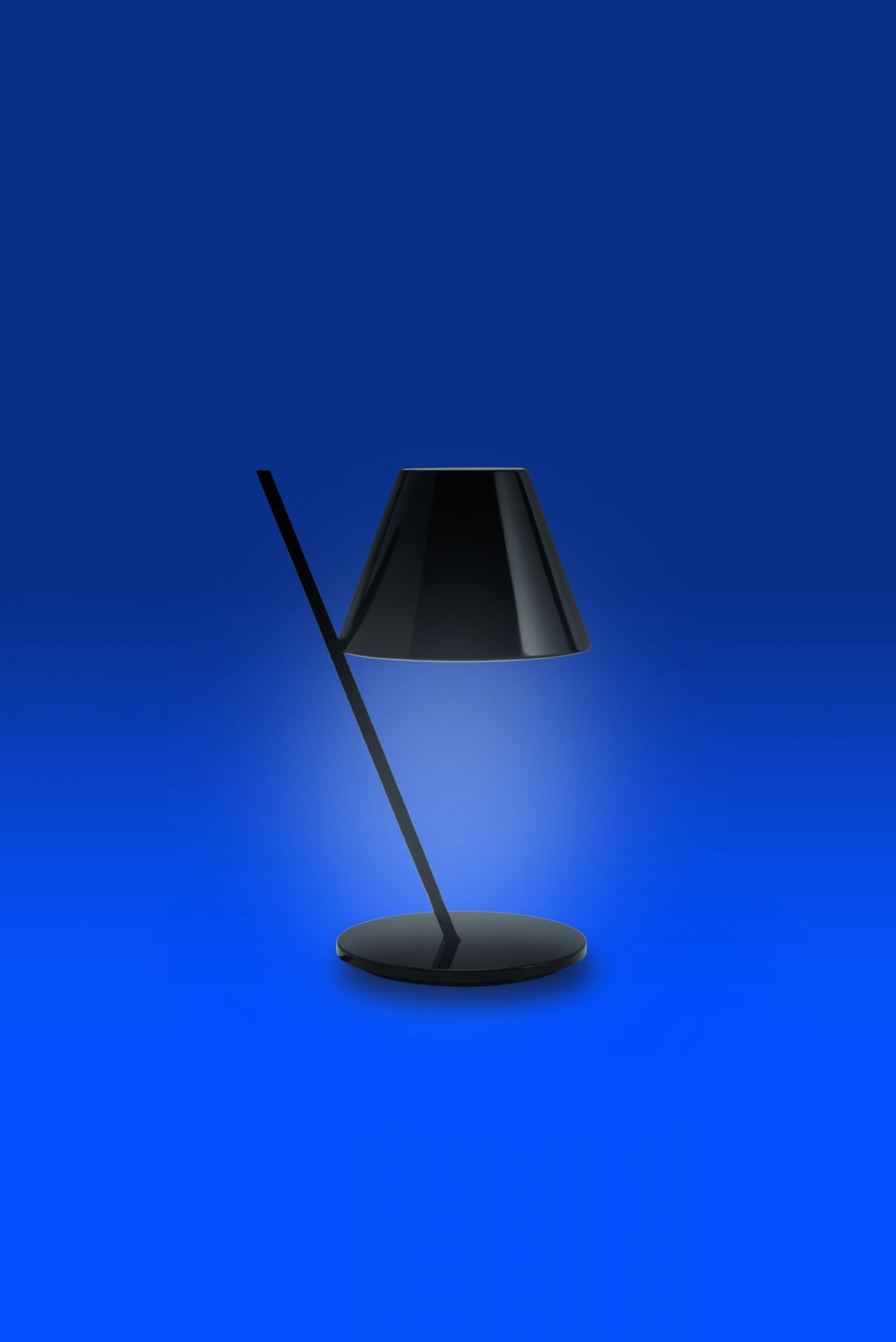 Schwarze La Petite Tischleuchte von Artemide mit konischem Lampenschirm und minimalistischem Design.