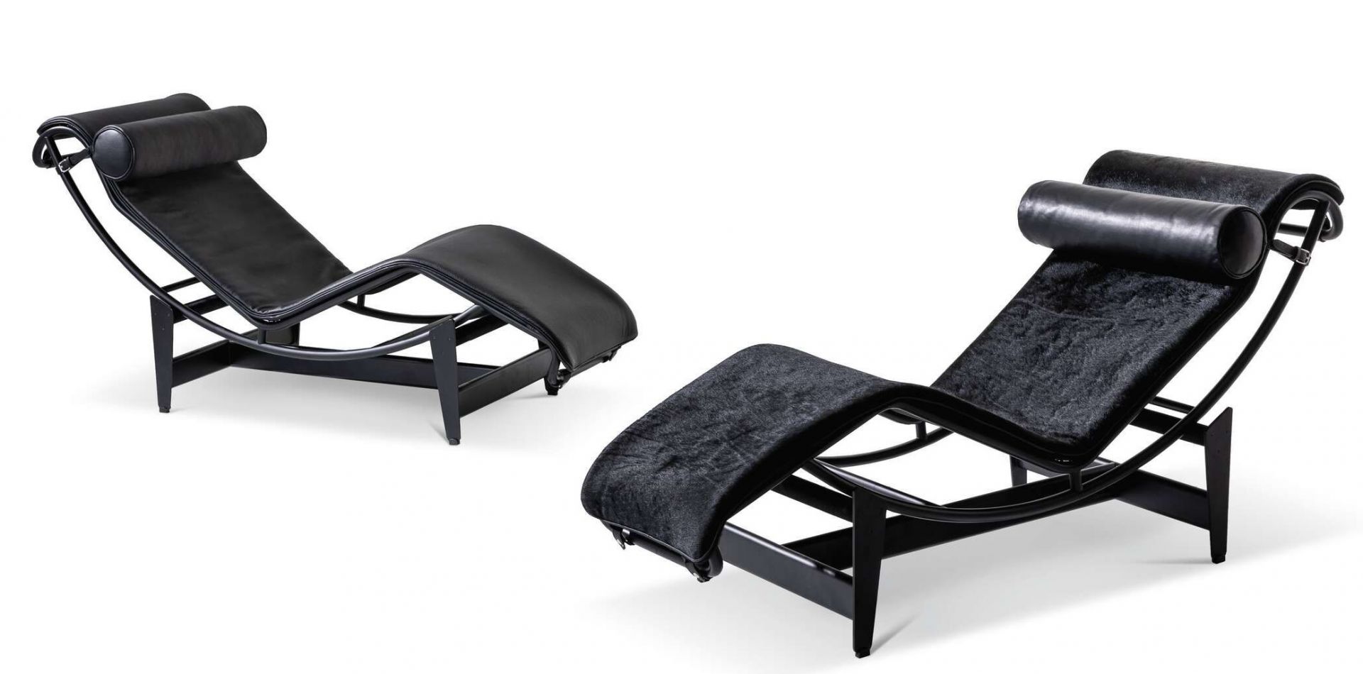 Zwei schwarze Chaise Longues von Cassina mit verstellbarer Liegefläche und Kopfstütze auf weißem Hintergrund.