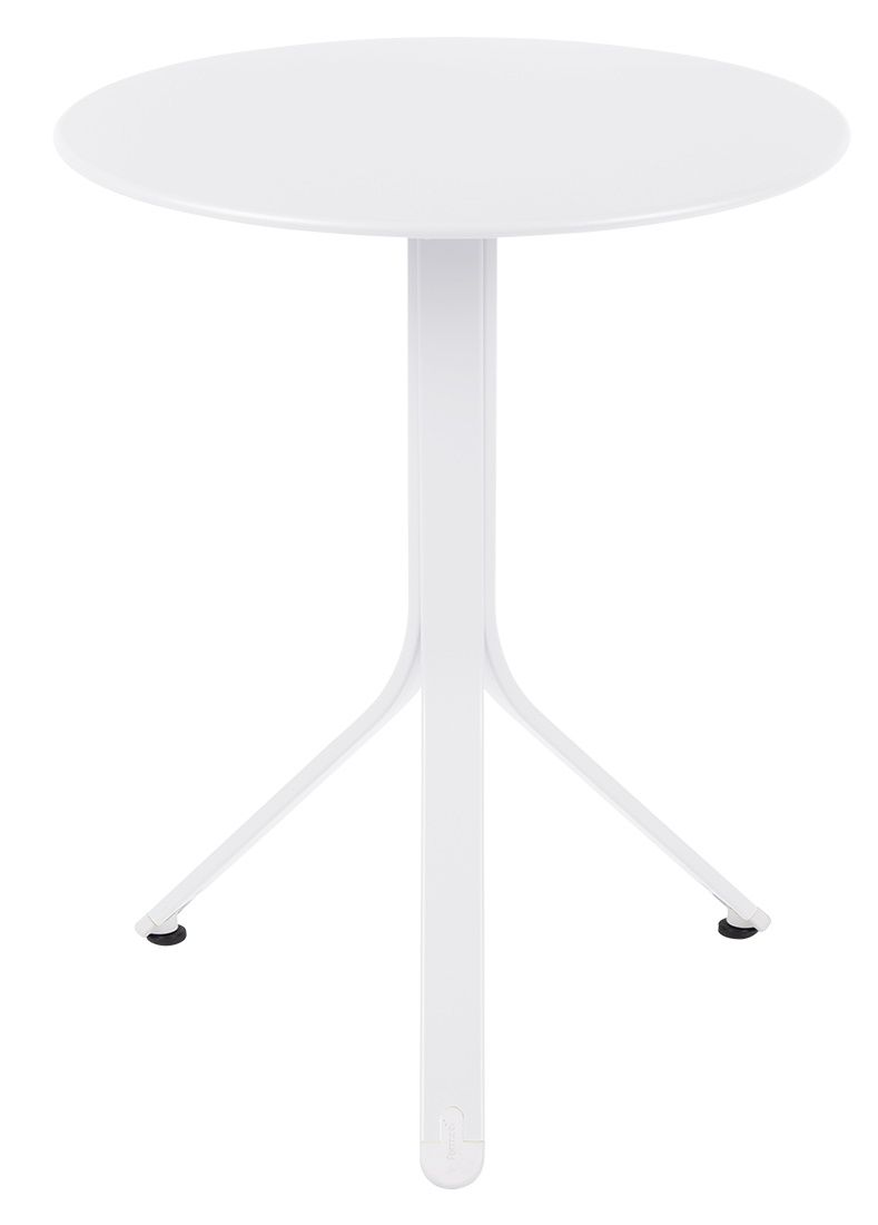 Weißer Rest´O Tisch von Fermob für den Außenbereich mit rundem Tischblatt und Dreibein-Gestell.
