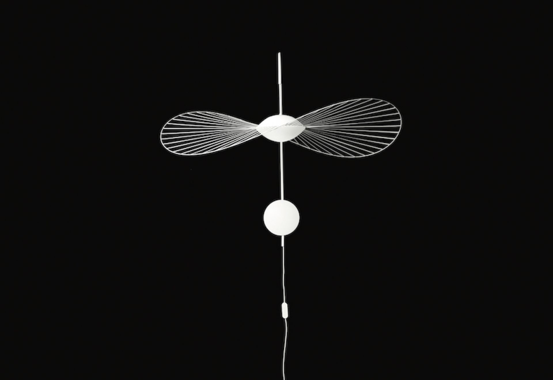 Vertigo Nova Wandleuchte von Petite Friture in Weiß, modernes Design mit filigranen Linien und Lichtpunkt.