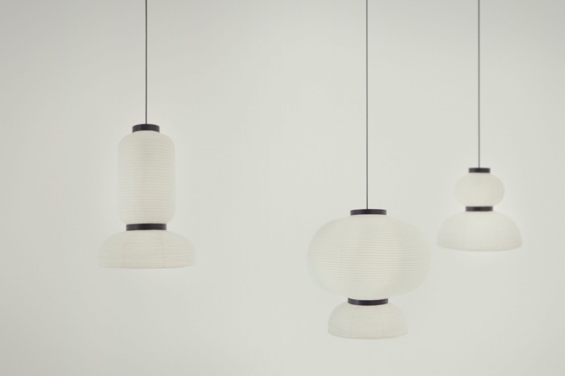 Drei Formakami Hängeleuchten von AndTradition, weiße Papierlampen mit schwarzem Akzent, moderne Beleuchtung.