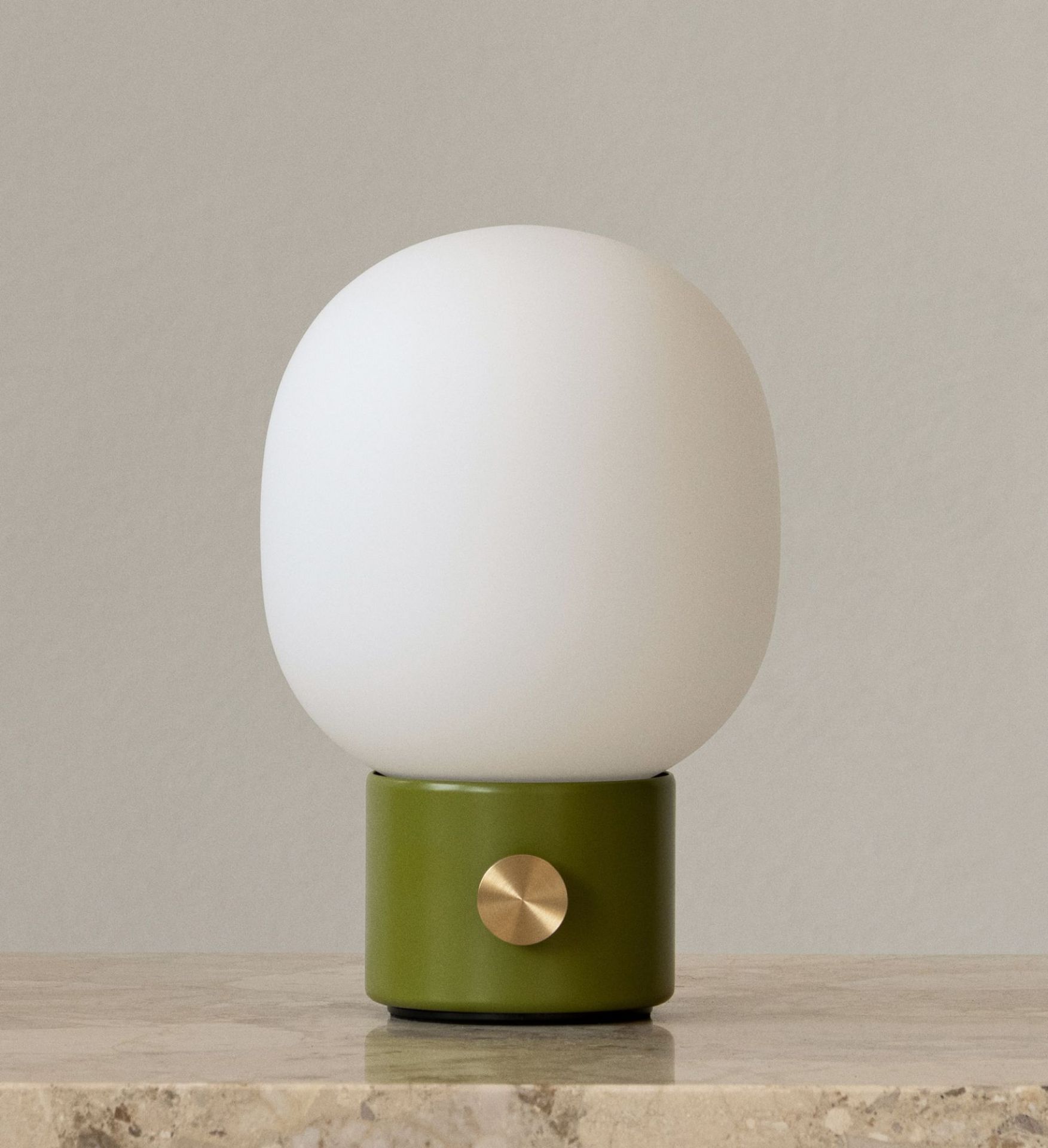 JWDA Tischleuchte in Staubgrün: Tragbare Lampe mit weißem Glas und Messingdetail.