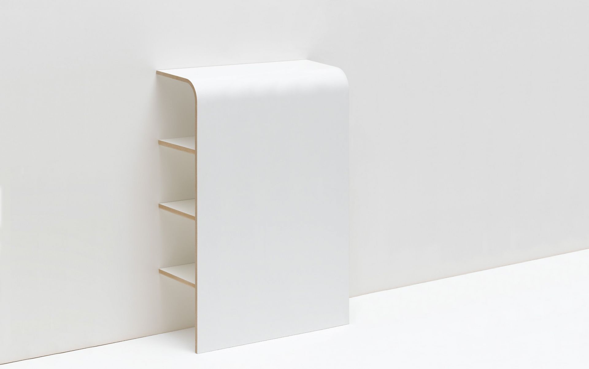 Weißes Tojo Platz Regal mit drei Regalböden aus Holz vor einer weißen Wand.