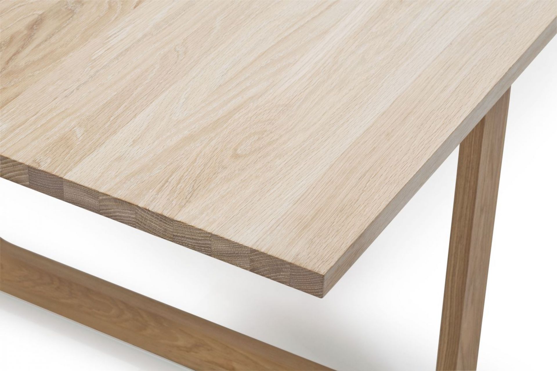 Detailaufnahme des Fritz Hansen Essay Tisches mit heller Eichenplatte und Holzgestell. Moderner Esstisch.