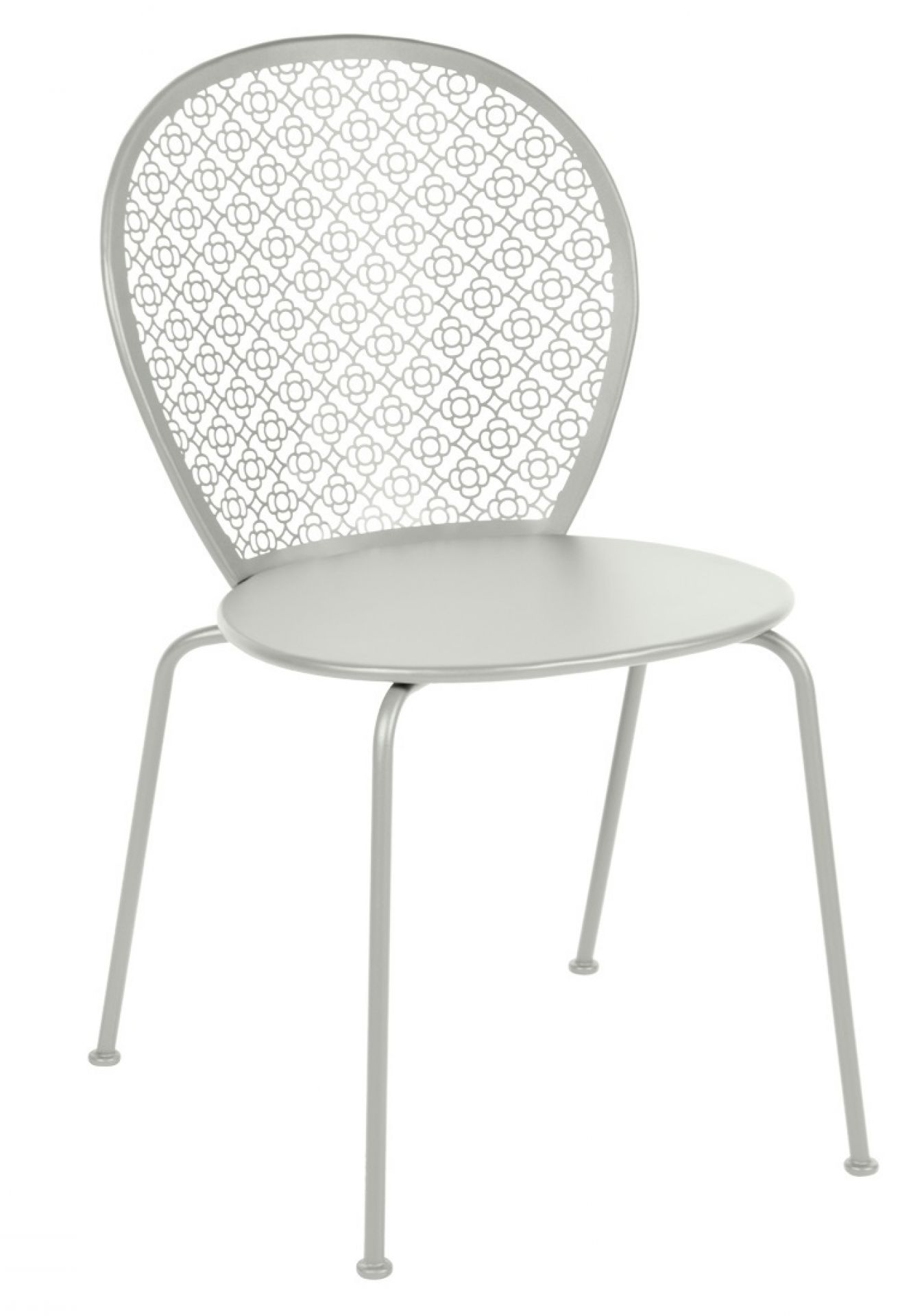Silberner Lorette Stuhl von Fermob für den Außenbereich mit filigranem, floralem Muster im Rücken.
