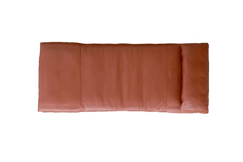 Nahaufnahme des Pallet Daybed in Pulpo-Terrakotta, ein modernes Outdoor-Sofa mit Kissen.