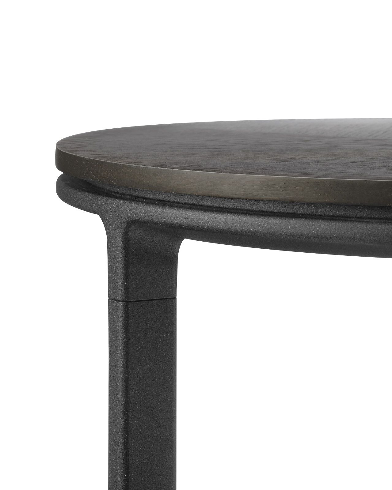 Detailaufnahme des Vipp Couchtisches Ø60 mit dunkler Holzplatte und schwarzem Metallfuß. Moderner Beistelltisch.