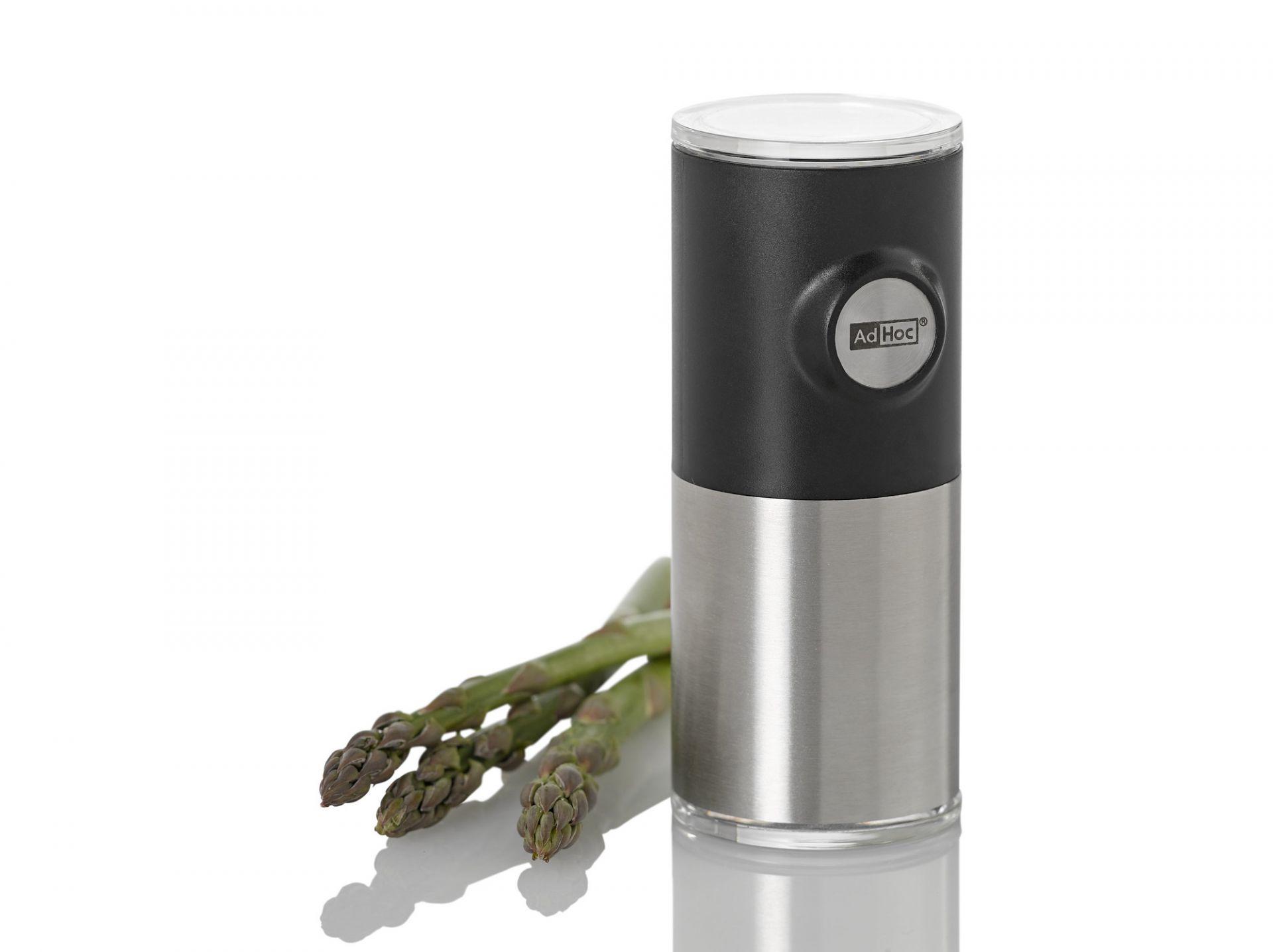 Schwarze AdHoc Pepnetic magnetische Mühle für Pfeffer oder Salz neben frischem Spargel.