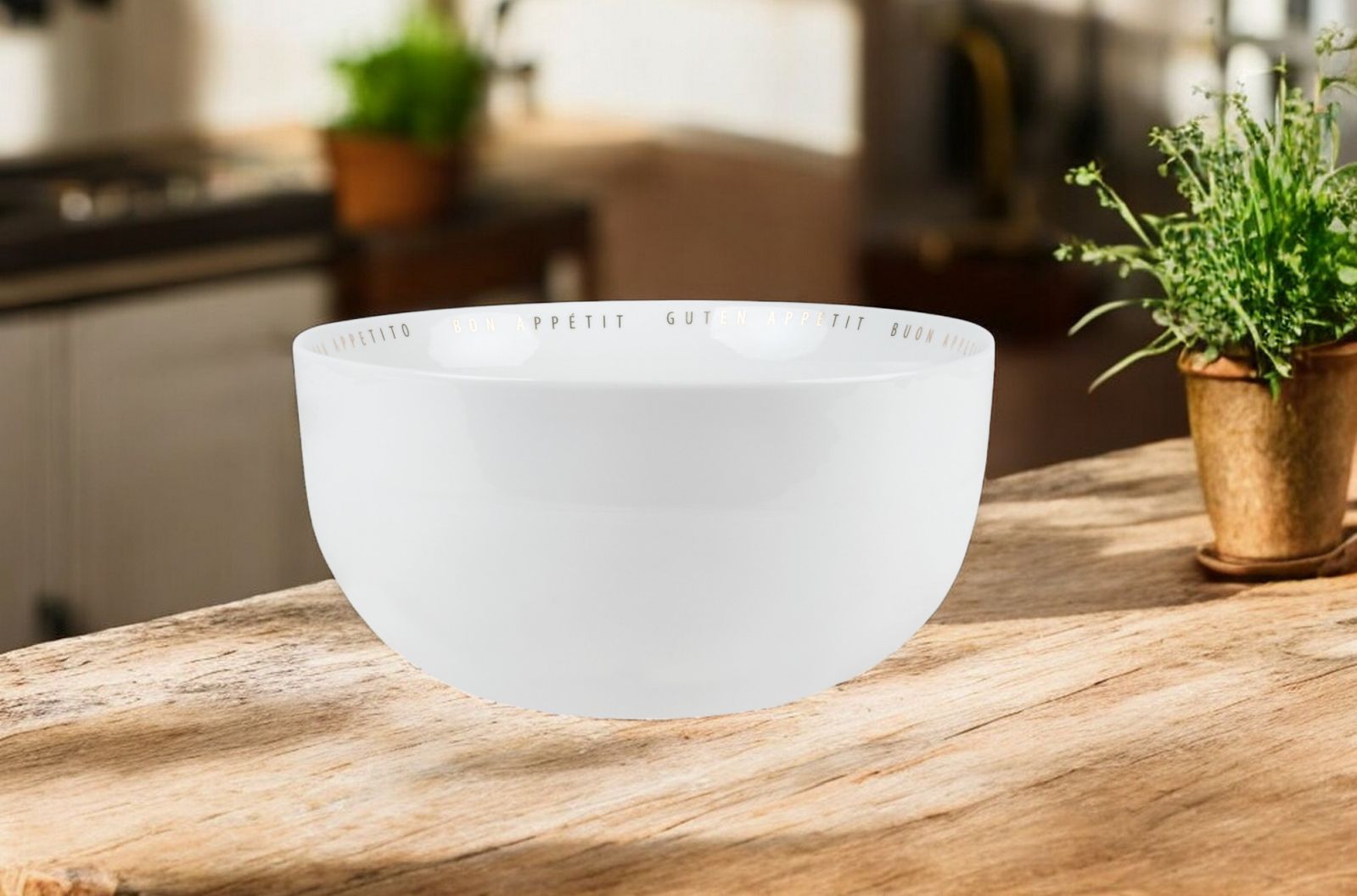 Weiße "Guten Appetit" Schüssel von Räder auf Holztisch, Küchenutensil für Salate und Speisen.