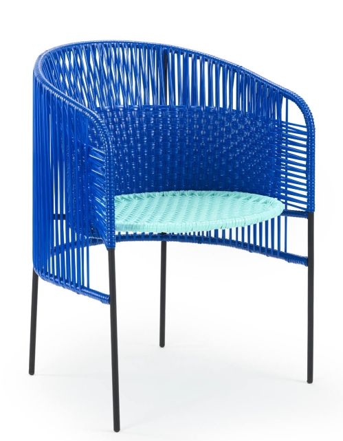 Blauer Ames Caribe Stuhl für den Außenbereich mit mintfarbener Sitzfläche und schwarzen Beinen.