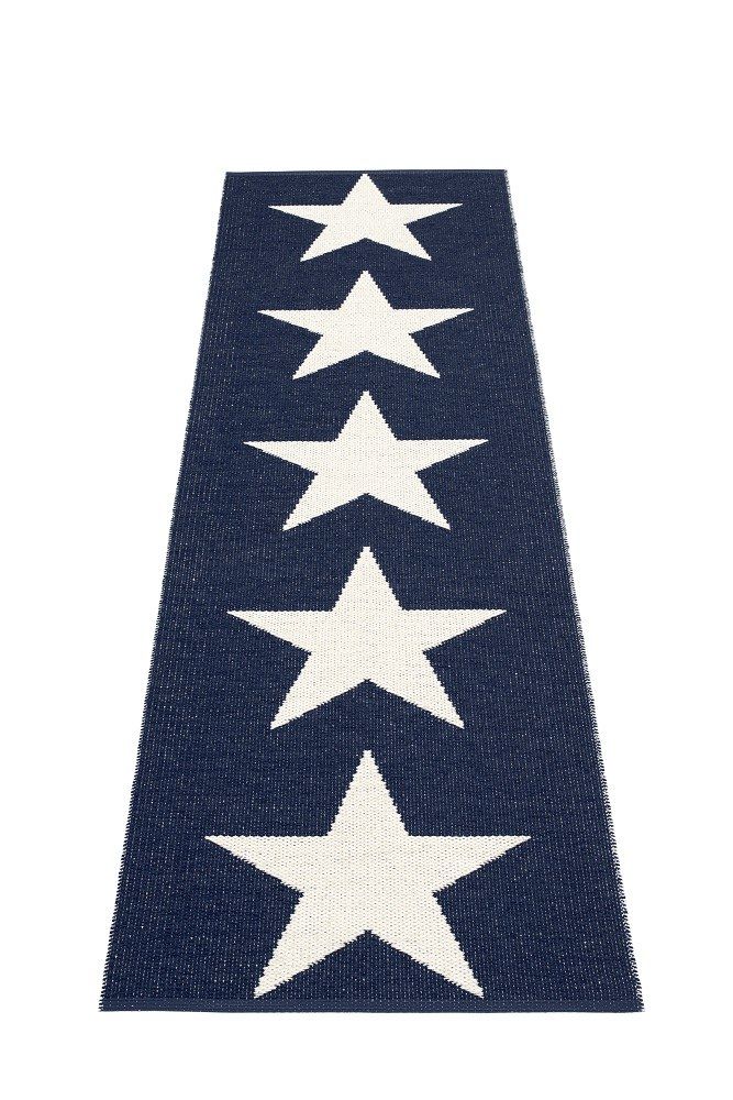 Viggo One Pappelina Kunststoffteppich 70x250 cm mit blauem Grund und weißen Sternen im modernen Design.