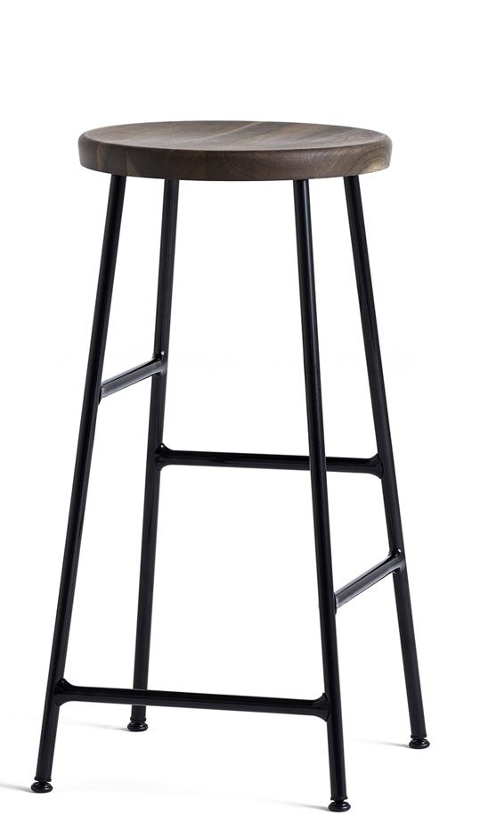 Cornet Bar Stool: Niedriger Barhocker mit geräucherter Eichenholz-Sitzfläche und schwarzem Stahlgestell. Moderner Hocker für Küche oder Bar.