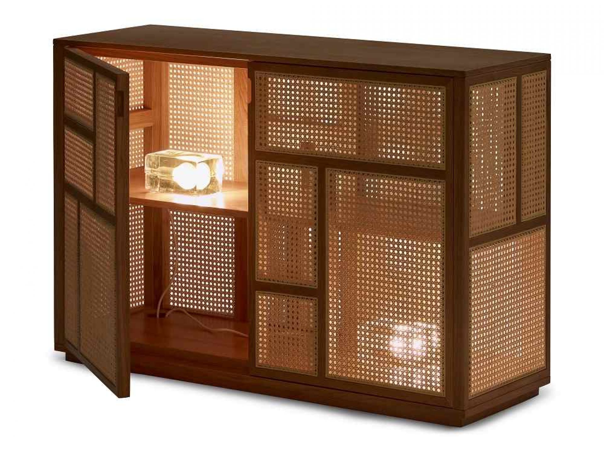 Air Sideboard von Design House Stockholm aus Eiche mit Wiener Geflecht und offener Tür.