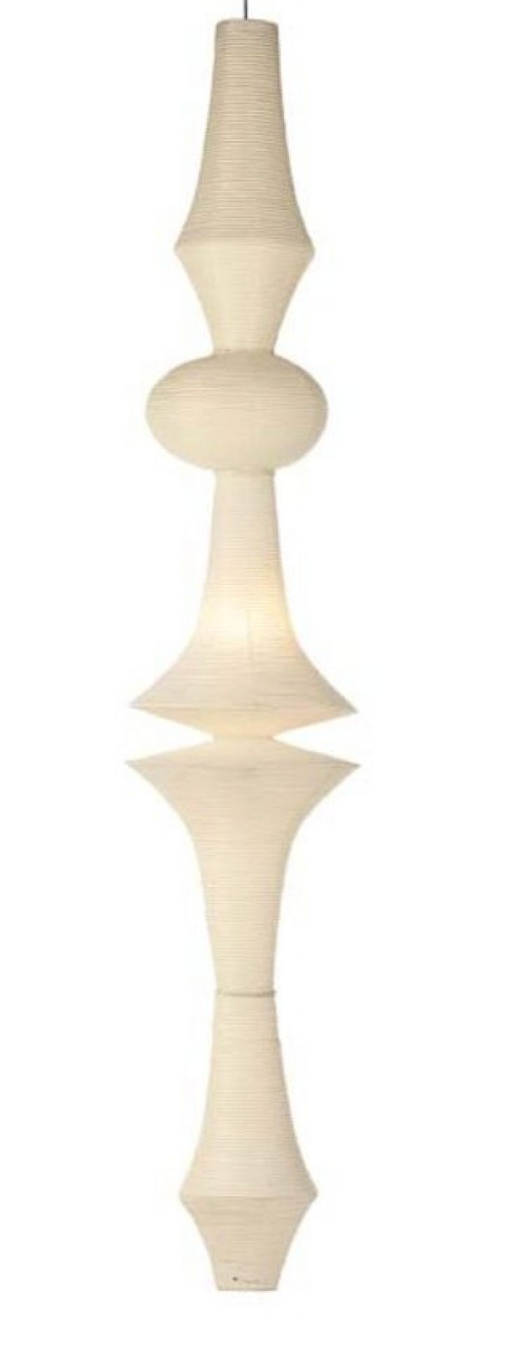 Akari Hängeleuchte E von Vitra, eine hohe, weiße Papierleuchte mit abstrakten Formen.