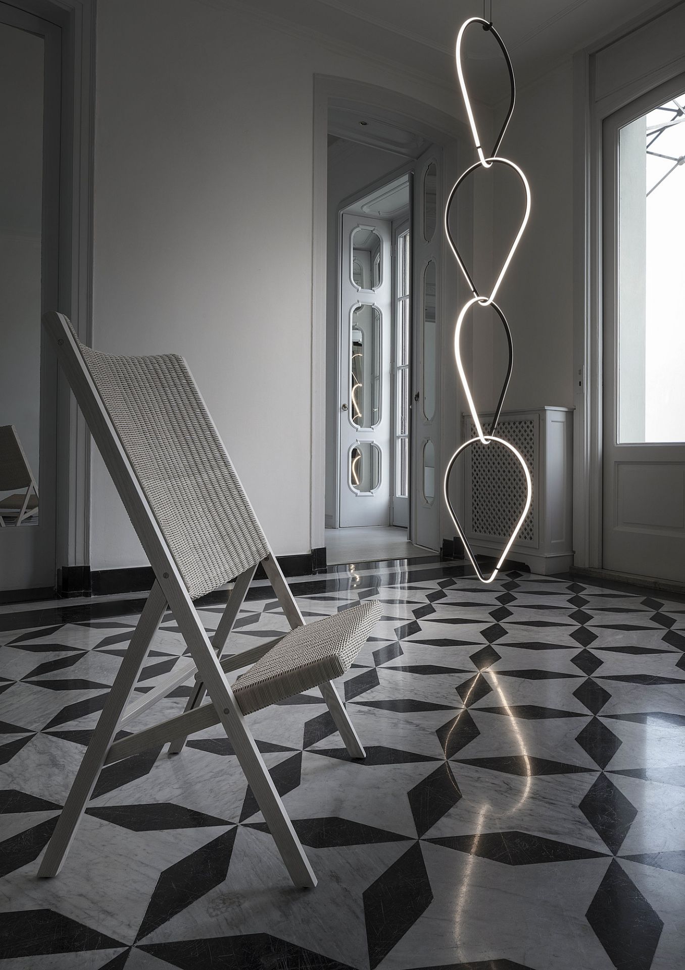 Arrangements Pendelleuchte von Flos: Moderne Hängeleuchte mit LED-Elementen in Tropfenform, minimalistisches Design.