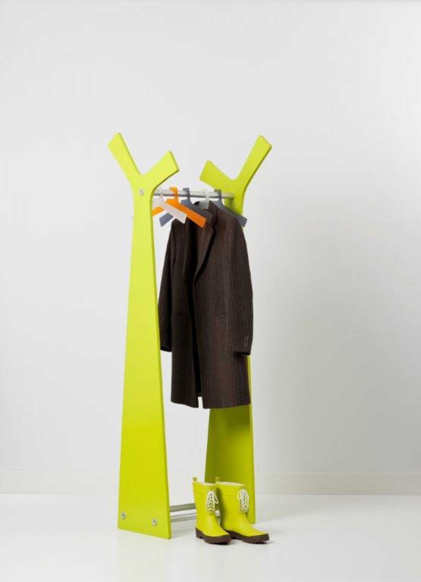 Forest Kleiderständer von Cascando in Grün mit Jacke und Gummistiefeln, modernes Design für Garderobe.