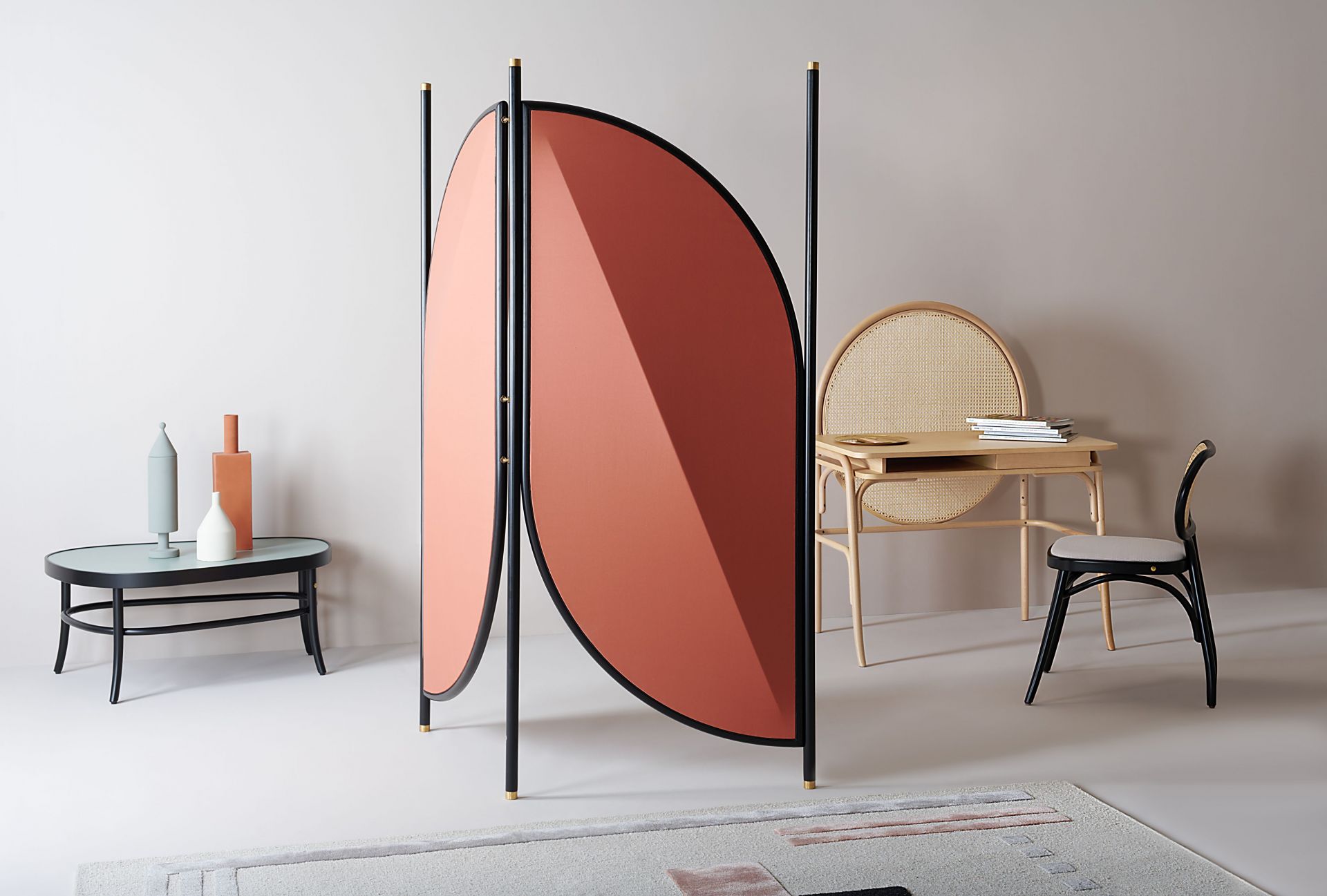 Feng Paravent Version 2 von Wiener GTV Design: Raumteiler mit Terrakotta-farbenen, halbkreisförmigen Elementen und schwarzem Rahmen.