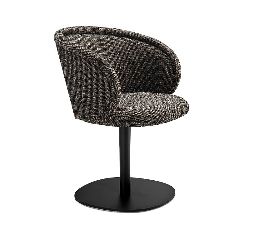 Ona Armchair: Moderner Sessel mit Armlehnen, Stoffbezug und schwarzem Fuß für Wohnzimmer.