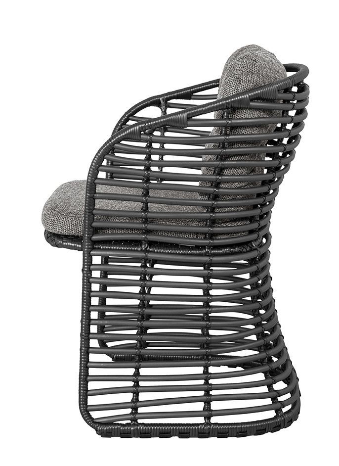 Seitenansicht des Cane-Line Basket Sessel Graphit mit grauen Kissen, Outdoor Möbel.