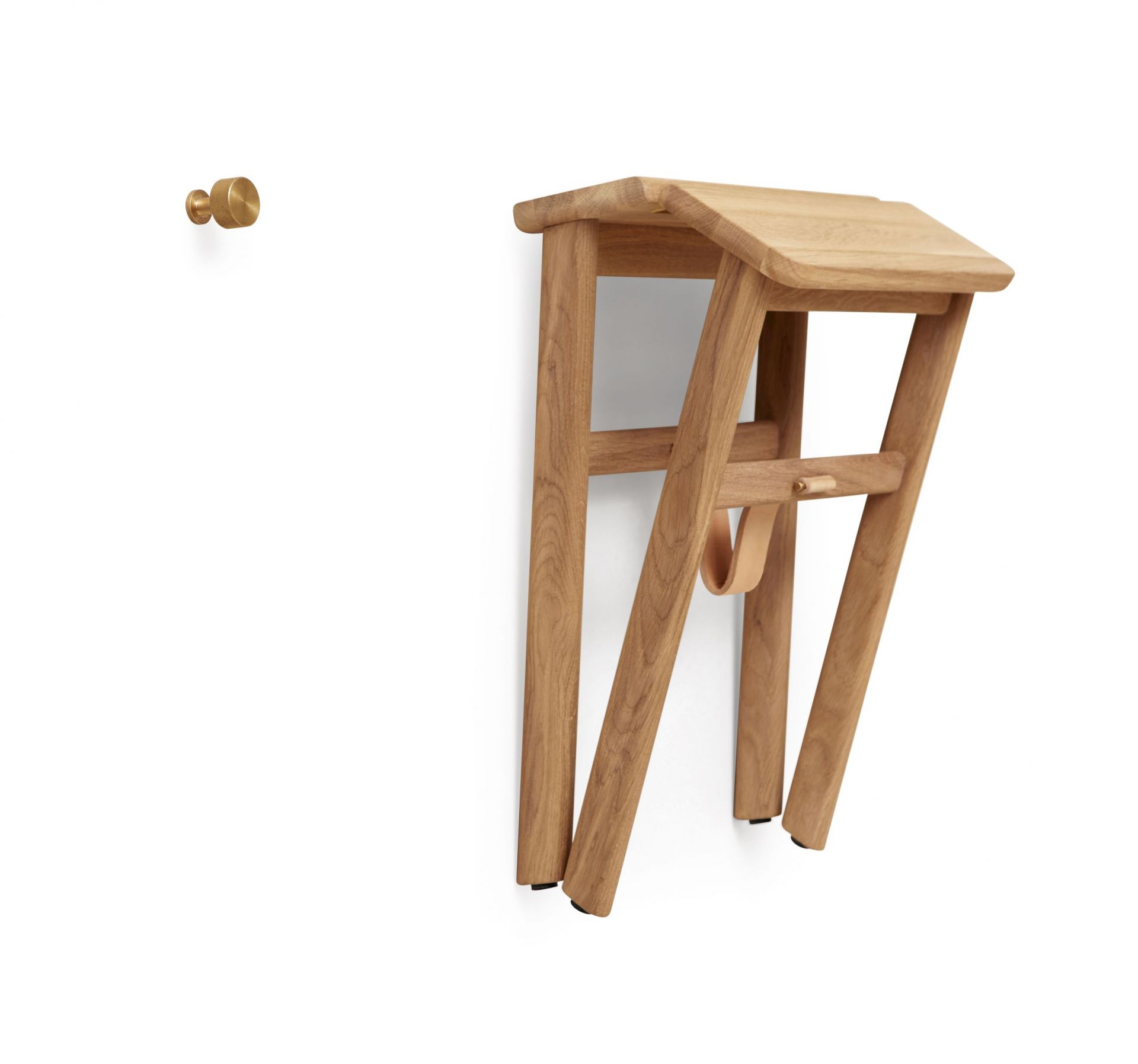 Angle Falthocker Eiche von Form & Refine an der Wand hängend, platzsparender Hocker aus Holz.