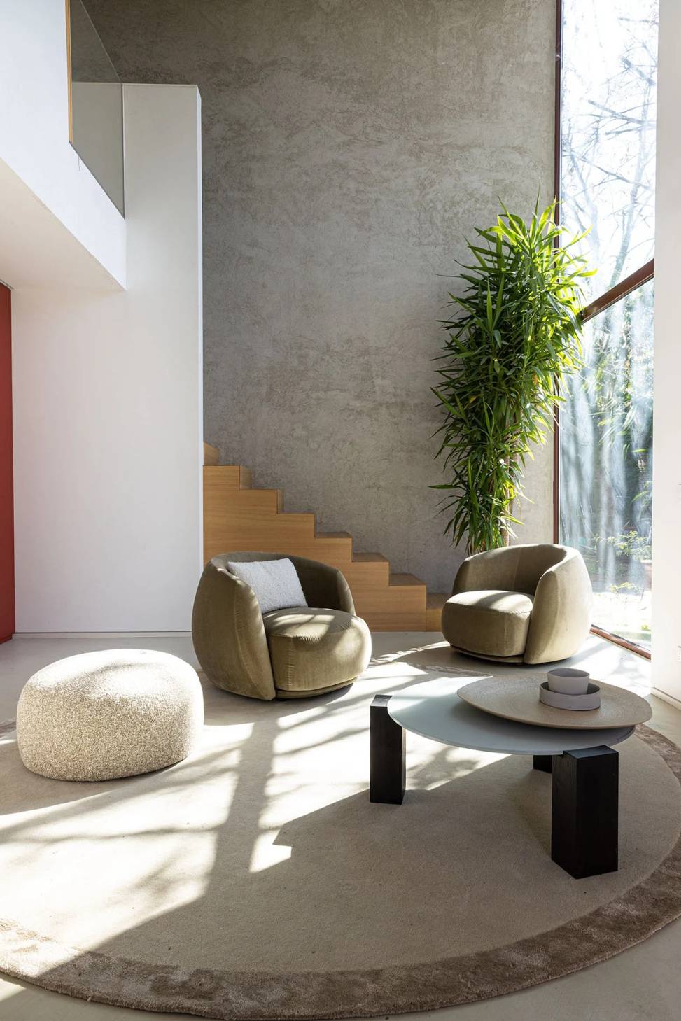 Zwei Pacific Sessel von Moroso in einem hellen Wohnzimmer mit modernem Design.