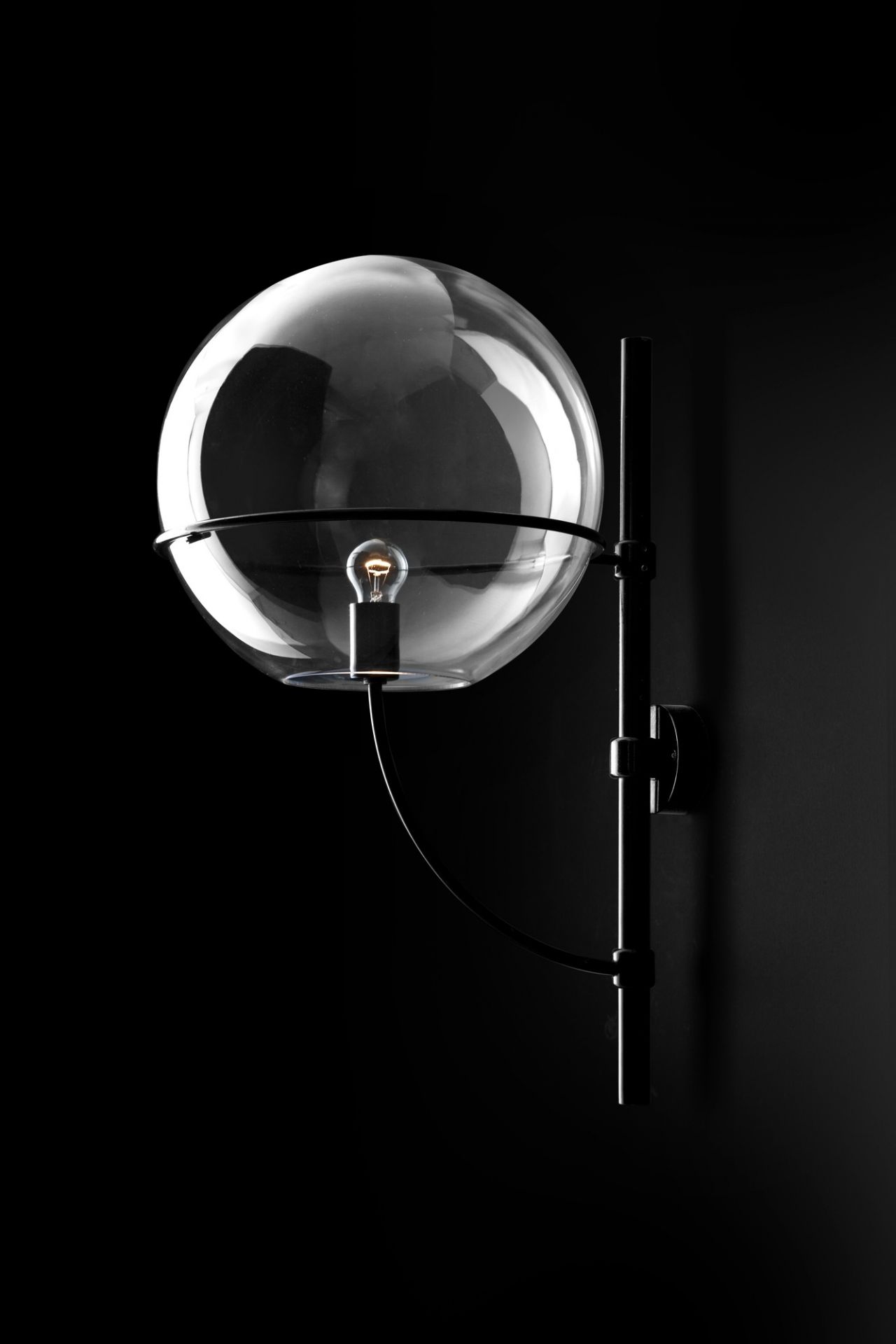 Lyndon Wandleuchte: Moderne Außenleuchte mit Glaskugel und schwarzem Metallrahmen, 53 cm.