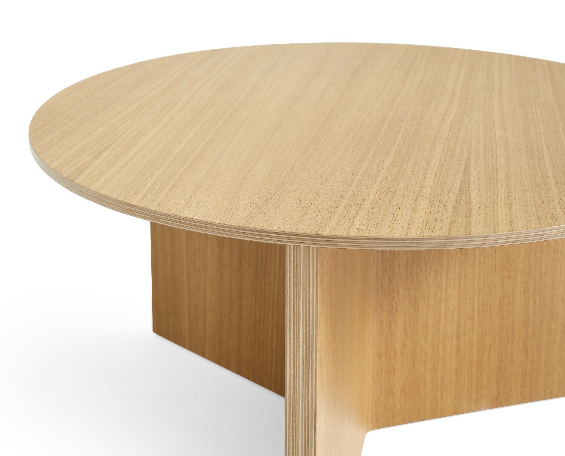 Runder Slit Table Wood XL von Hay, ein Beistelltisch aus hellem Holz.