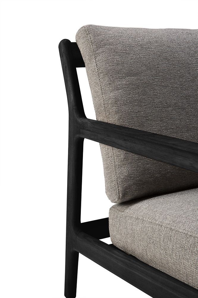 Detailaufnahme: Jack Outdoor Loungesessel mit schwarzem Teakholzrahmen und bequemen, mokkafarbenen Kissen.