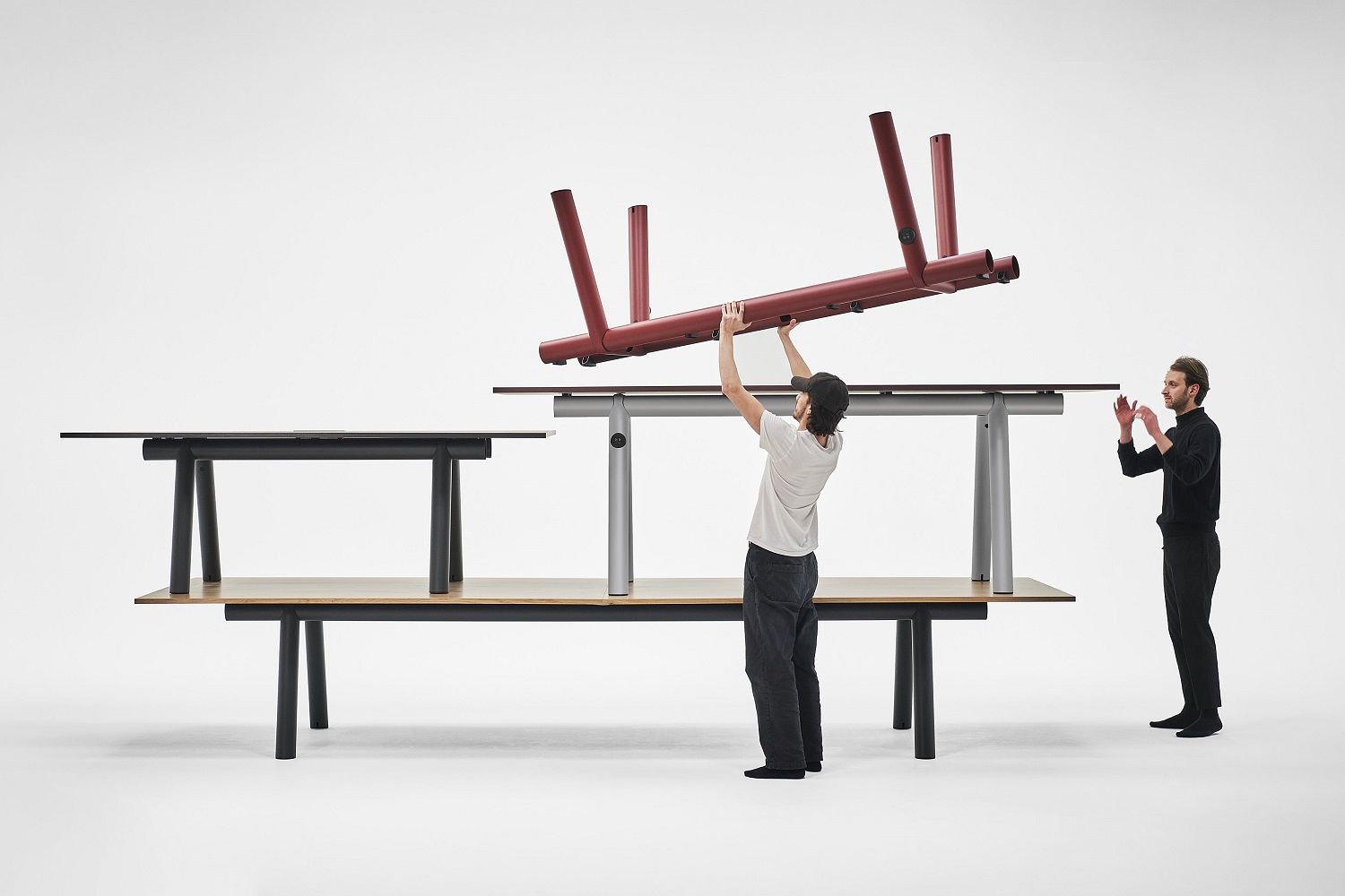 Boa Table Tisch Burgundy Linoleum Hay: Montage eines Tisches mit burgunderrotem Gestell und Linoleum-Tischplatte.