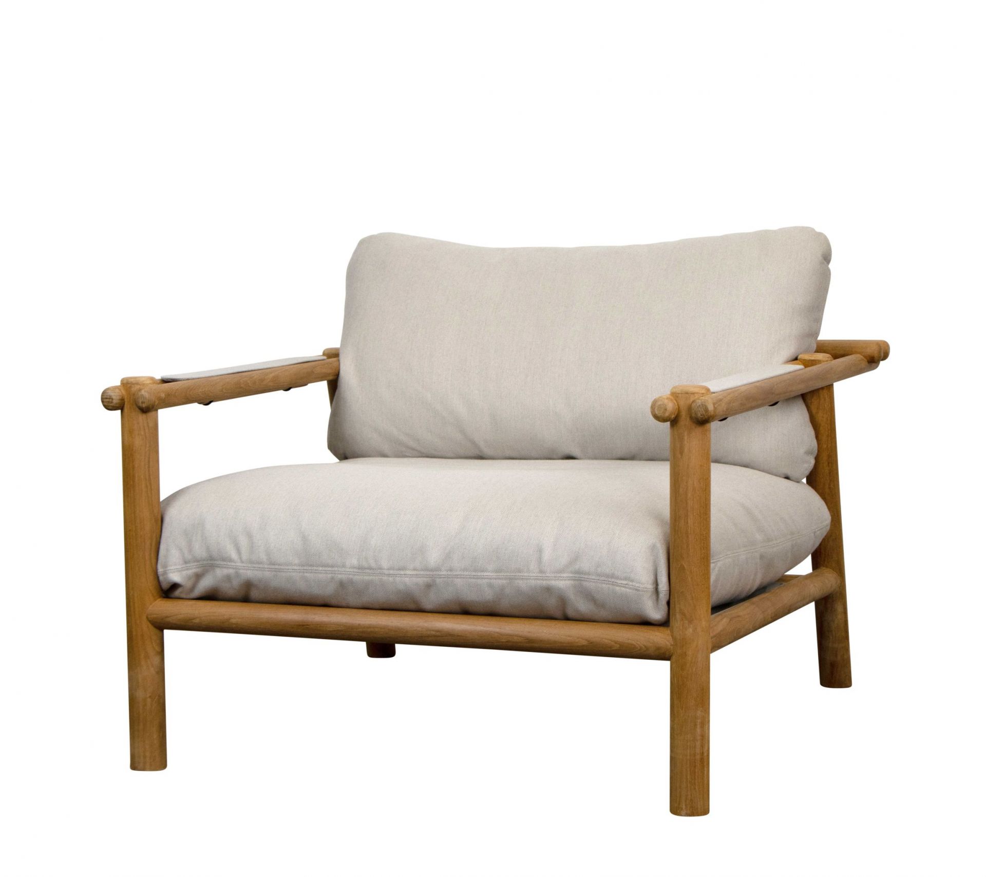 Cane-Line Sticks Loungesessel aus Teakholz mit beigen Kissen für den Außenbereich.