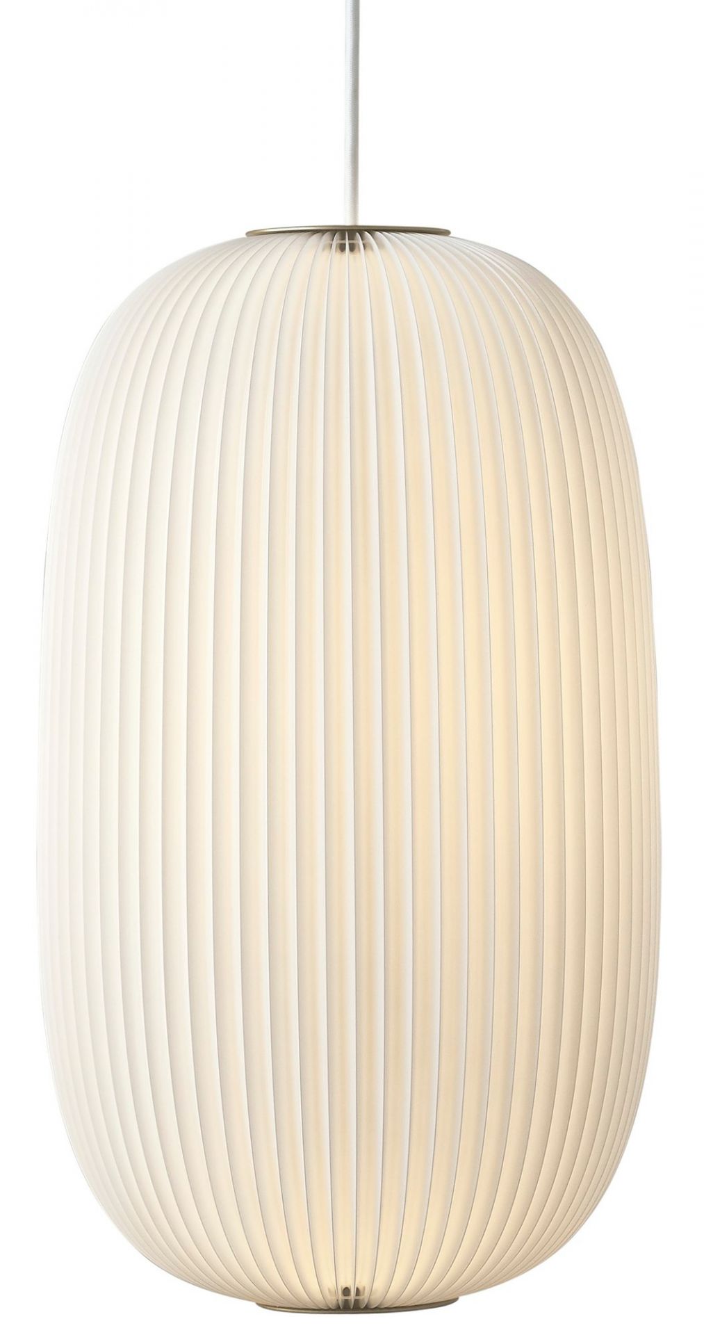 Weiße Lamella Pendelleuchte von Le Klint mit plissiertem Lampenschirm für sanftes Licht.