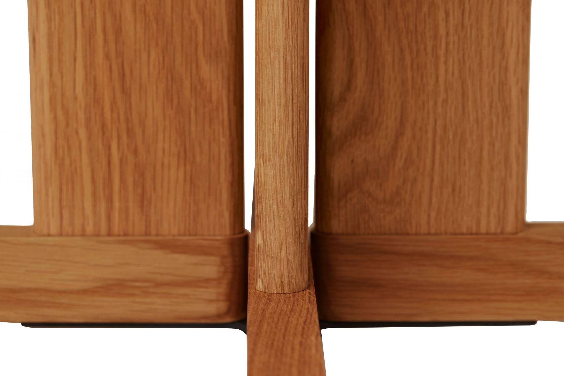 Detailaufnahme des Fußes vom Quatrefoil Tisch, geöltes Eichenholz, modernes Design.