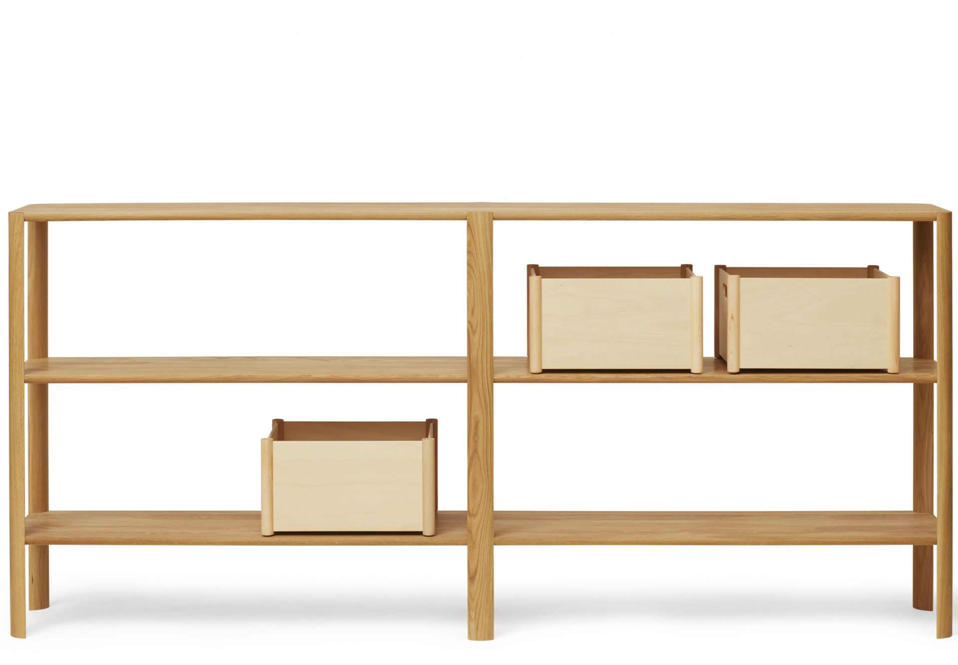 Leaf Regal 2x3 von Form & Refine aus geölter Eiche mit drei Aufbewahrungsboxen.