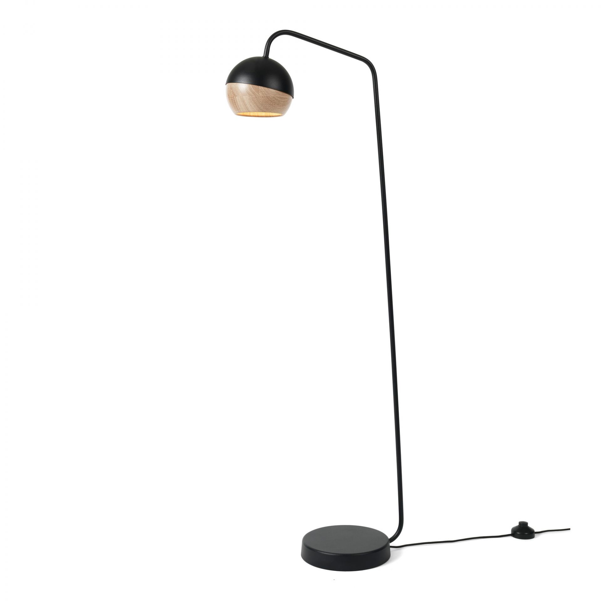 Ray Stehleuchte von Mater: Moderne LED Lampe mit schwarzem Metallgestell und Holzdetails.