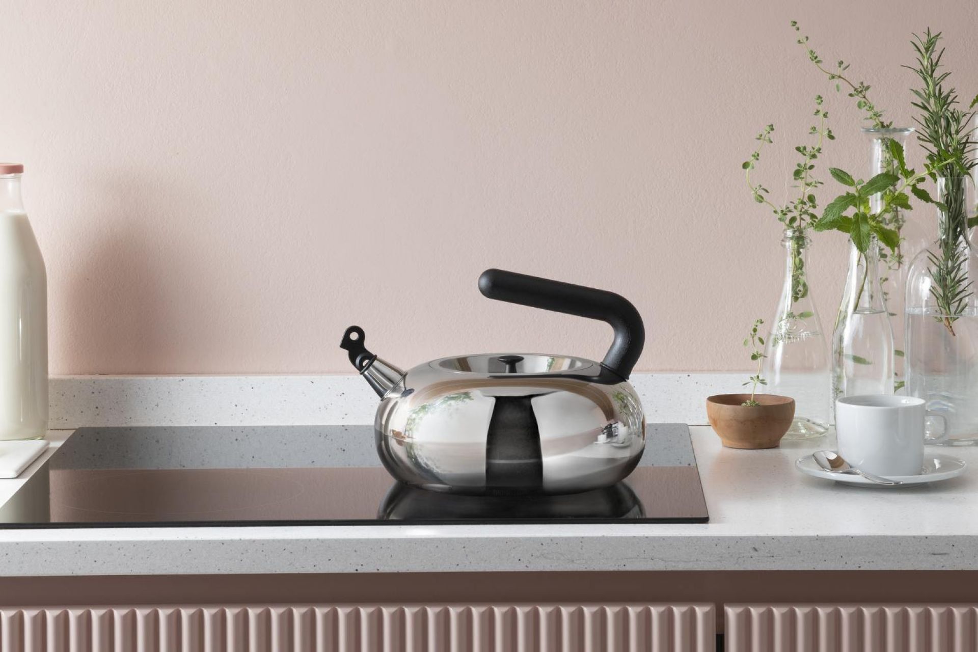 Alessi Irony Bulbul Wasserkessel, Limited Edition, aus poliertem Edelstahl auf einem modernen Herd.