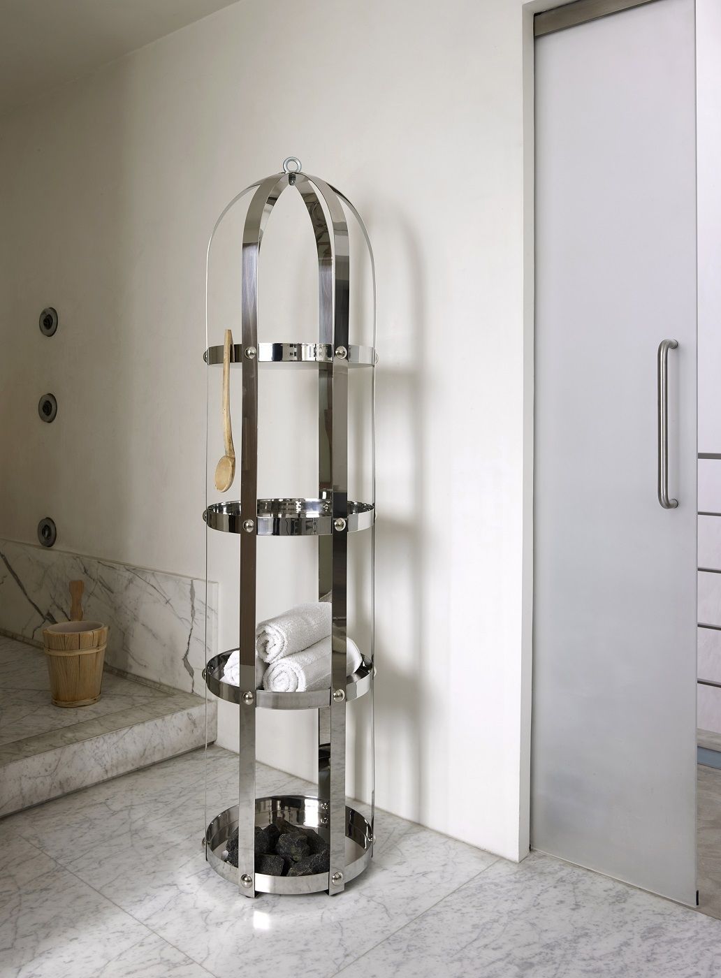 La Gabbia Regal, ein verchromtes Regal mit drei Ebenen im Badezimmer, für Handtücher und Saunasteine.