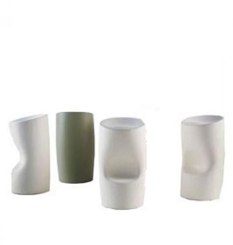 Vier moderne Driade Hocker der Serie TOKYO-POP in Weiß und Olivgrün auf weißem Hintergrund.