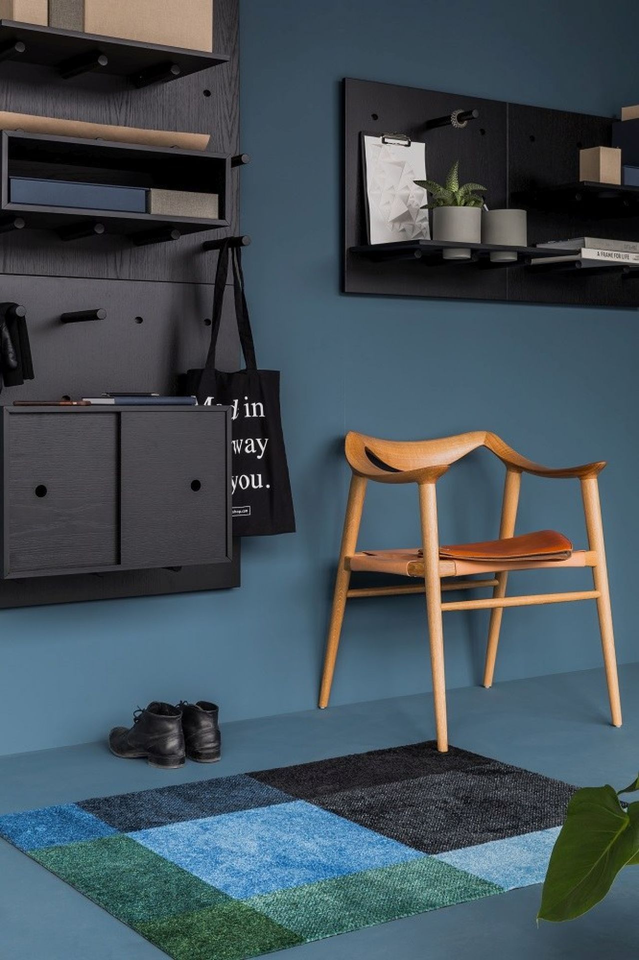 Detailaufnahme einer Mix Heymat Fußmatte in Blau- und Grüntönen im modernen Eingangsbereich.