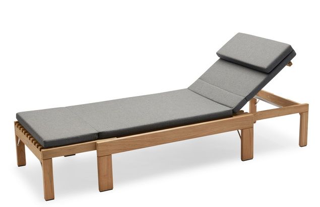 Riviera Sunbed mit grauem Riviera Cushion Sitzkissen von Skagerak by Fritz Hansen für den Outdoor-Bereich.