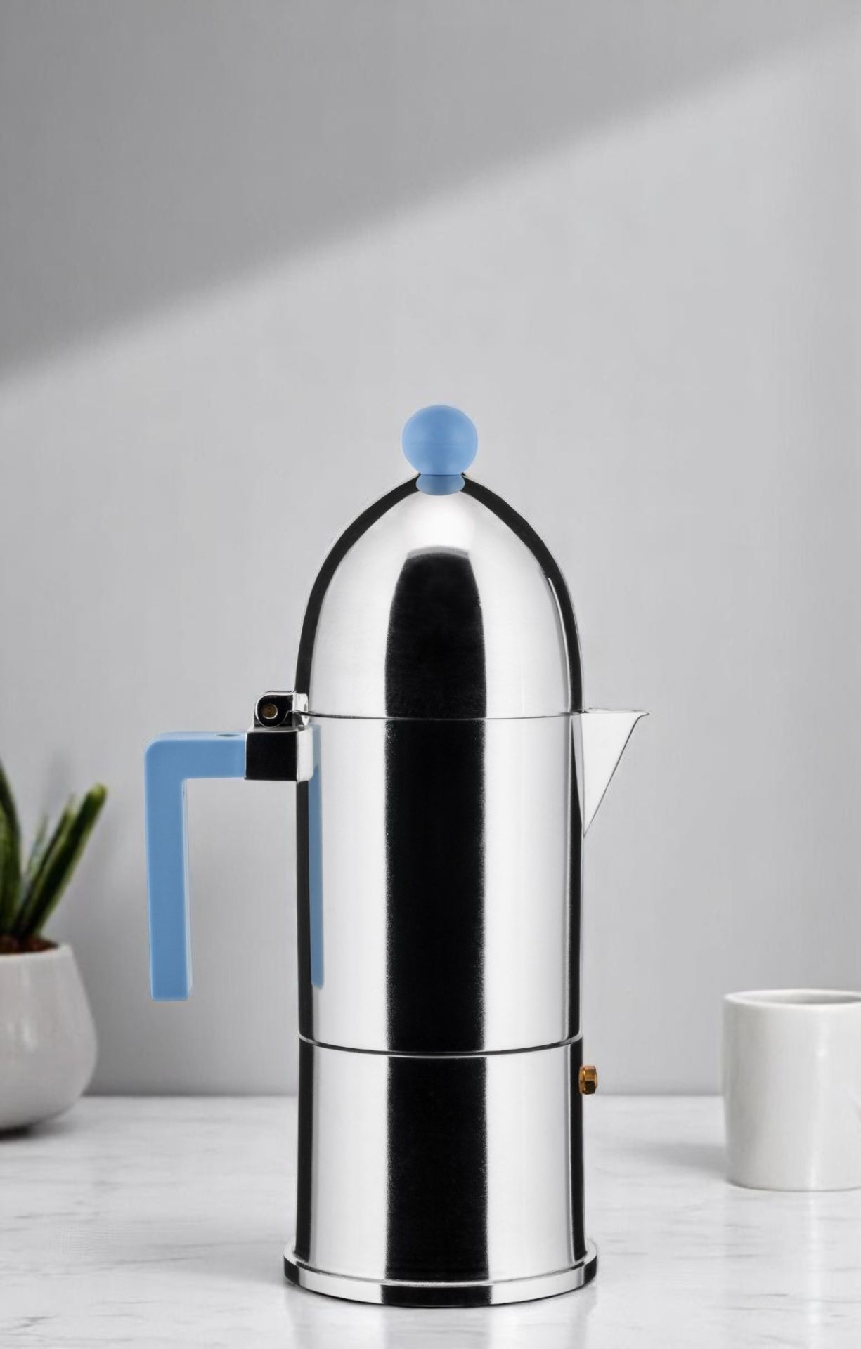 Alessi La Cupola Espressokocher in Hellblau: Klassische italienische Kaffeemaschine für aromatischen Espresso.