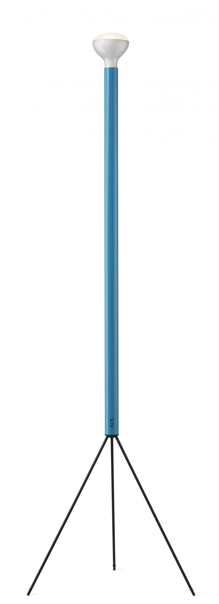 Luminator Stehleuchte von Flos in Hellblau mit schwarzem Stativfuß und weißem Lampenschirm.