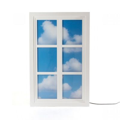 Suite Window Leuchte von Seletti: Lampe in Fensterform mit blauem Himmel und Wolken.