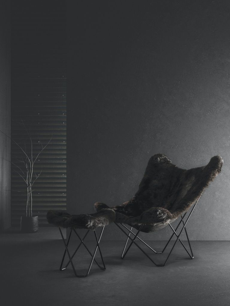 Iceland Mariposa Butterfly Sessel mit Schaffell in Grau und Schwarz mit passendem Hocker.