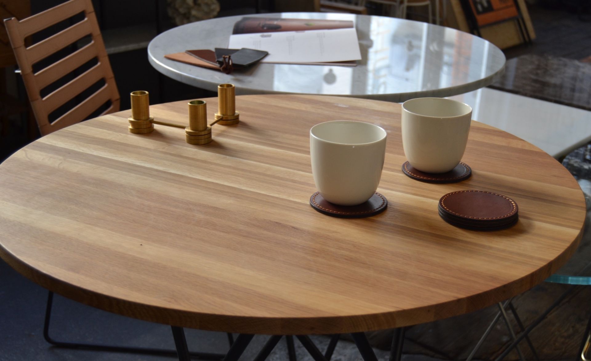 Dining O Tisch Eiche von Ox Denmarq mit Tassen, Untersetzern und Kerzenhaltern aus Messing.