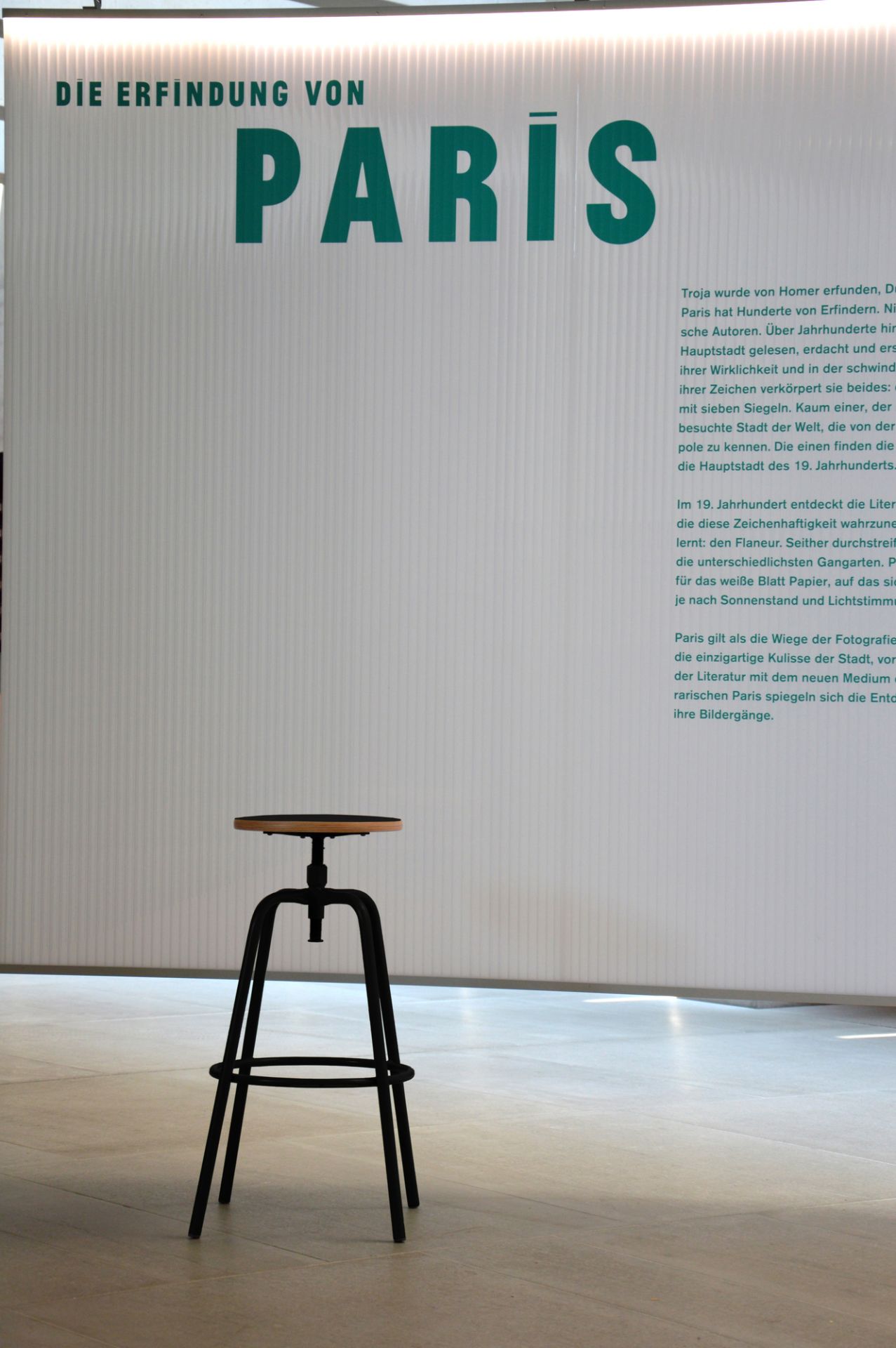 Schwarzer Paris Barhocker von Jan Kurtz mit Holz-Sitzfläche, ideal als Drehhocker für Küche oder Bar.