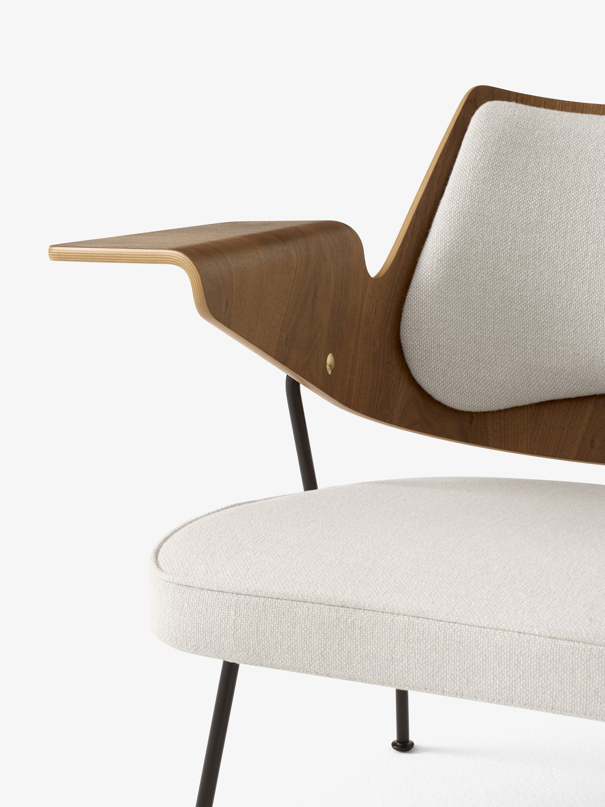 Detailaufnahme des RFH Robin Day Lounge Chair Sessels von AndTradition mit Holzarmlehne und beigem Stoffbezug.