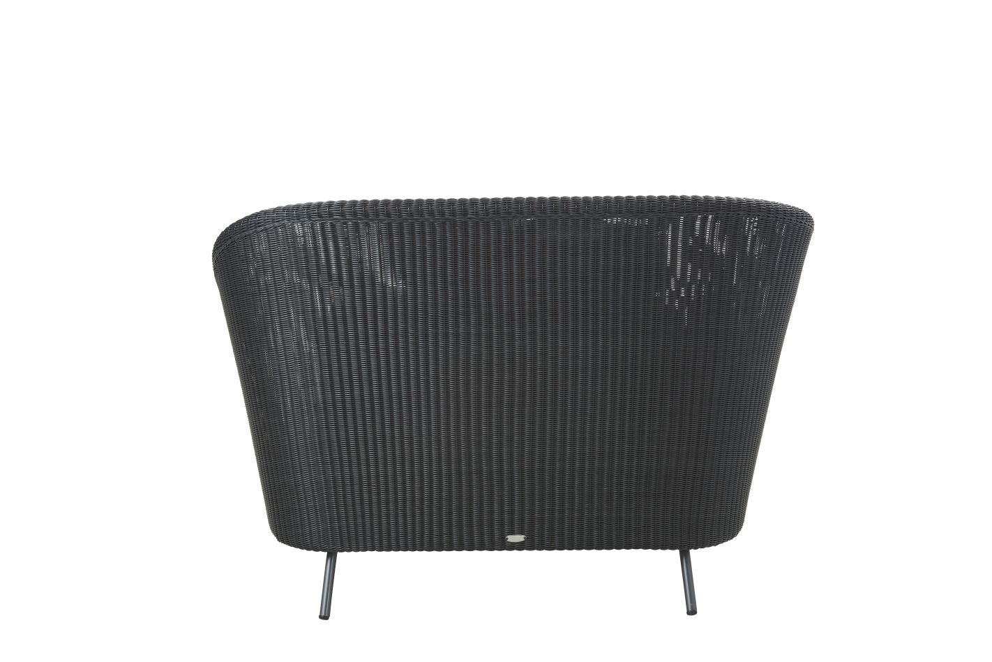 Rückansicht des Cane-Line Daybeds mit schwarzem Rattan-Geflecht und filigranen Füßen für den Außenbereich.